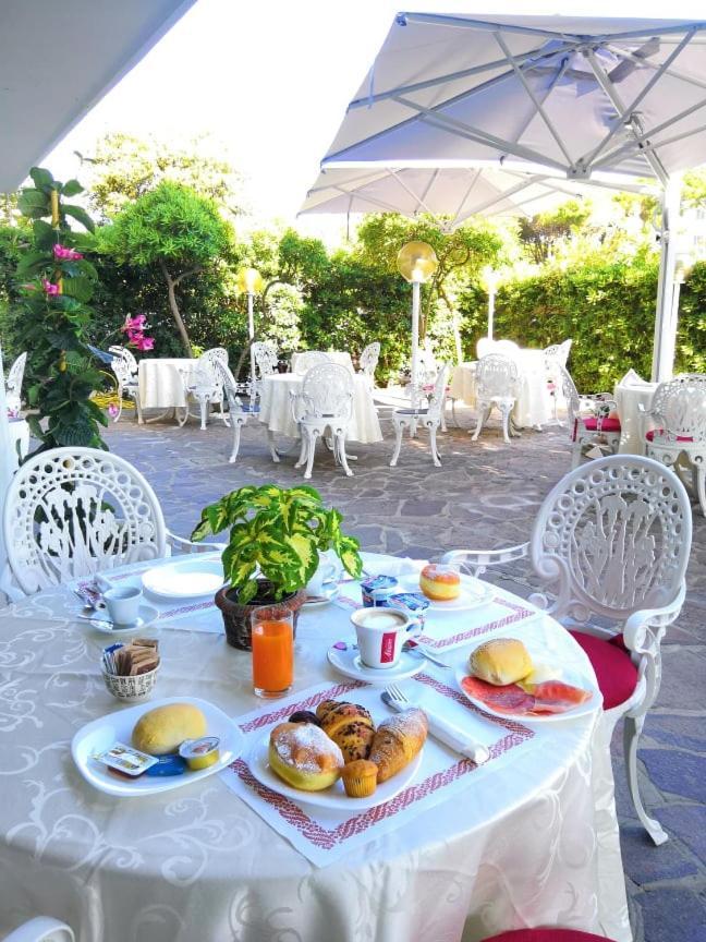 Golf & Beach Hotel Морской Милан Экстерьер фото