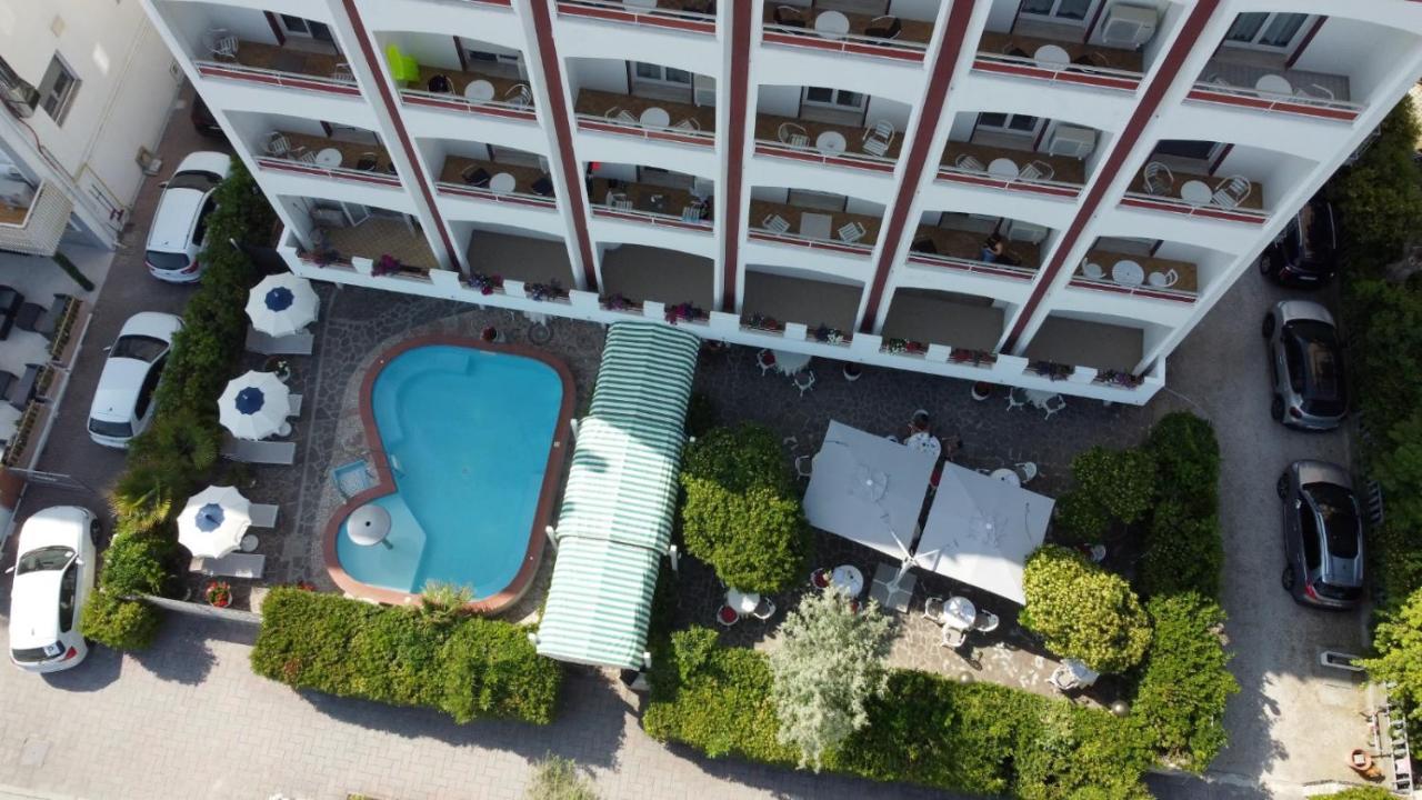 Golf & Beach Hotel Морской Милан Экстерьер фото